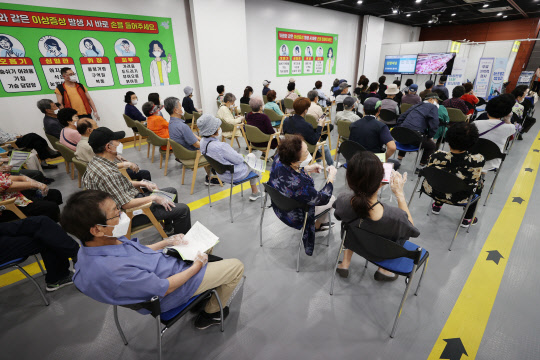 지난17일 오전 서울 영등포구 영등포아트홀에 마련된 코로나19 예방접종센터에 백신 접종을 마친 시민들이 이상 반응 확인 및 예방접종증명서를 받기 위해 대기하고 있다. 연합뉴스